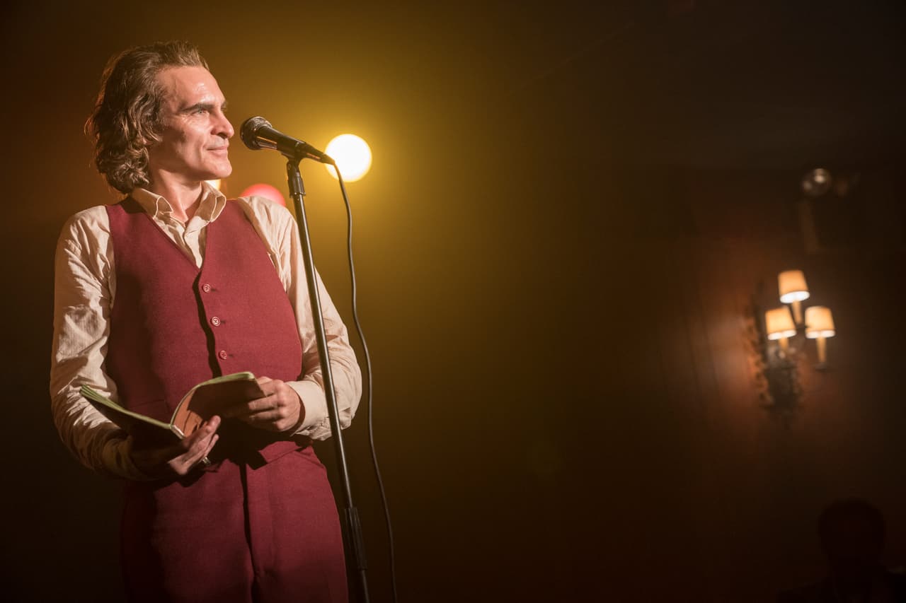 Arthur quiere ser comediante, va a shows y estudia a quienes viven del humor, pero las bromas que él hace no dan risa. Cuando está en el hospital con su mamá, en la televisión pasan un fragmento de su primera presentación en su programa favorito, el show de Murray Franklin (Robert De Niro), sólo para burlarse de él.