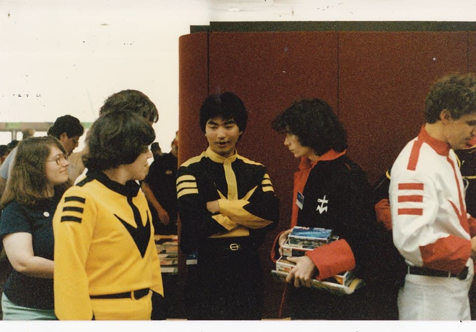 ¿Cómo era el Cosplay en el pasado? Esta galería quizá te sirva como ejemplo. Se trata de la Worldcon de 1983. Sí, una convención de ciencia ficción celebrada en Baltimore, Estados Unidos, hace 35 años. James Kaposztas, quien estuvo presente, compartió una sesión de fotos entre diversos cosplayers asistentes.