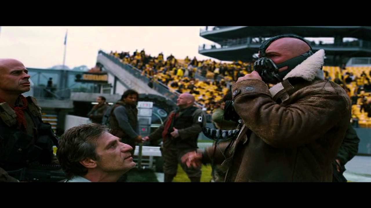 Típico que vas a un partido de futbol americano y un supervillano decide que es el mejor momento y lugar para atacar la ciudad. Aunque es Ciudad Gótica. Seguro están acostumbrados.