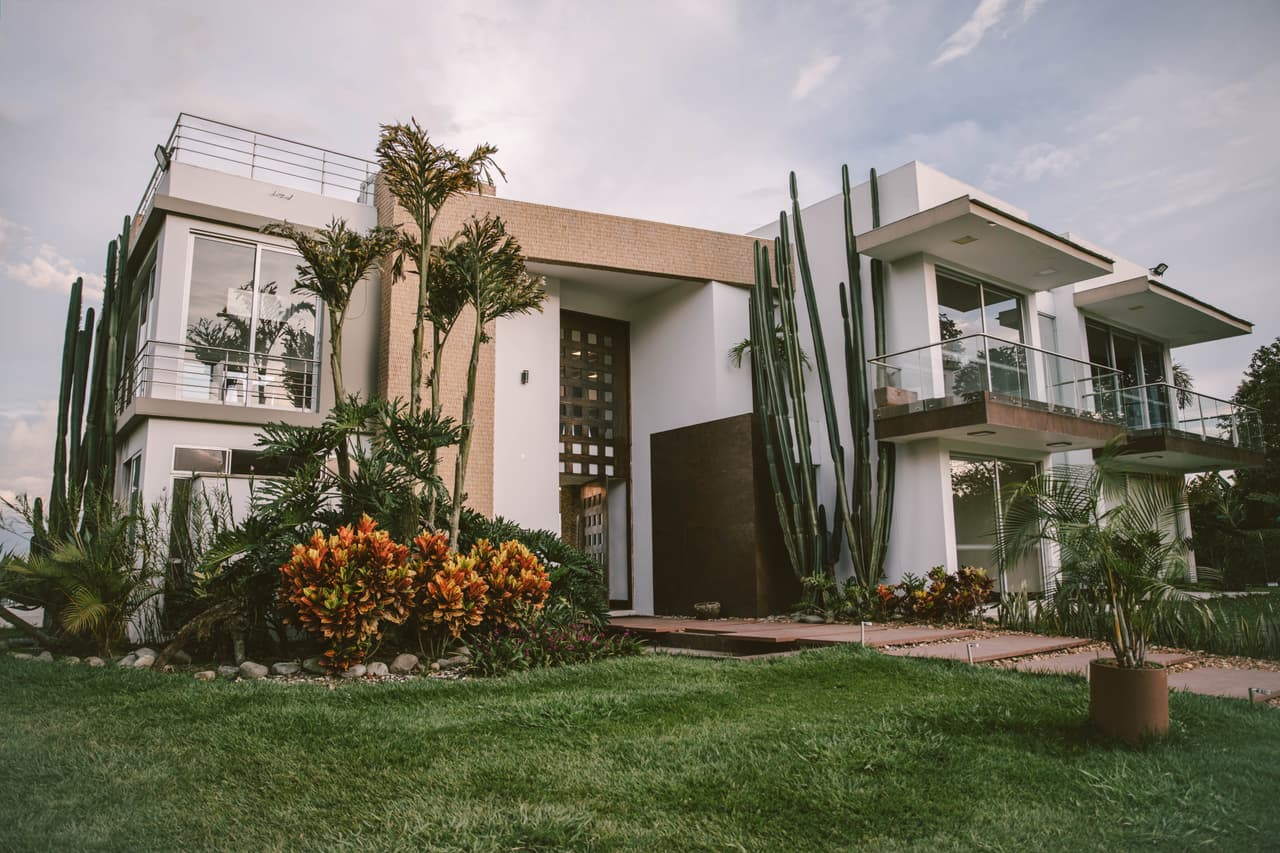 Bienvenidos a la casa de Inseparables, en este lugar 12 parejas convivirán y realizarán retos que pondrán su amor al límite.