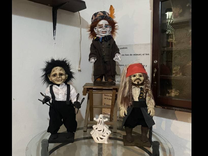 Los duendes disfrazados como Johnny Depp se encuentran en un museo en Hermosillo.