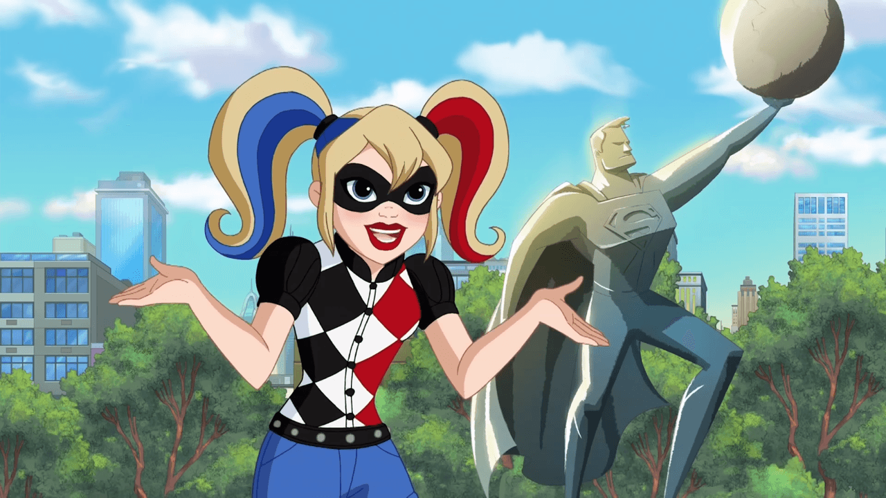 La popularidad de Harley la llevó a ser parte de la línea de juguetes para niñas DC Super Hero Girls. Una imagen más amigable e infantil es la que encontramos aquí.