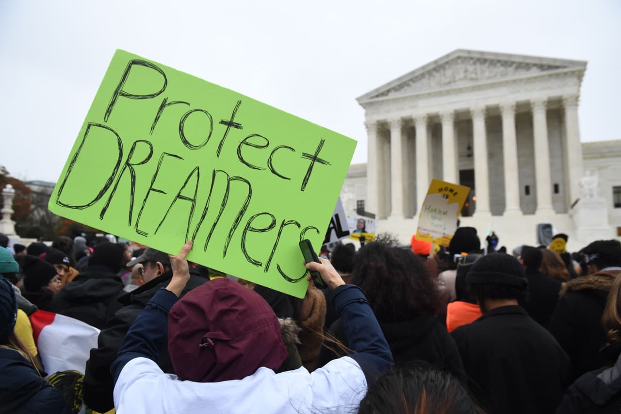 Senador demócrata presenta proyecto para impedir que se usen datos de DACA para deportaciones