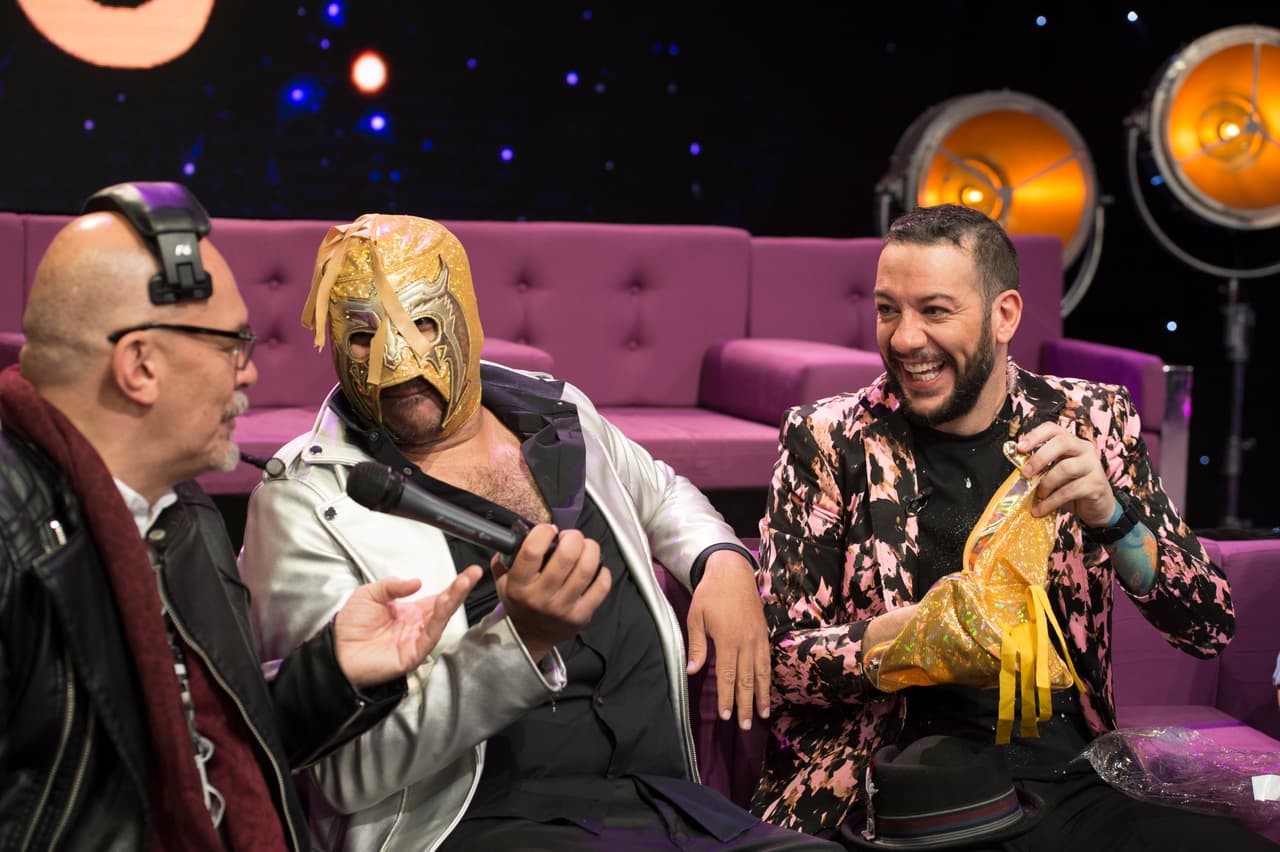 Aquí lo vemos muy a gusto platicando con Mauricio Castillo y Faisy.