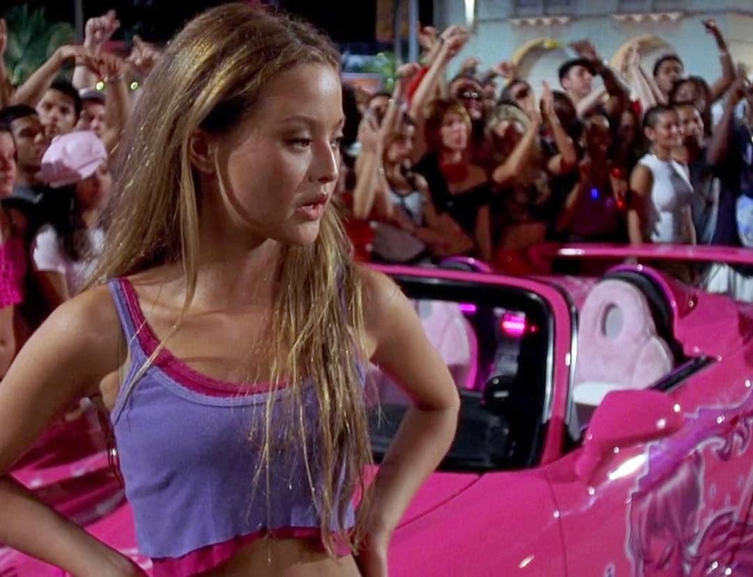 También en la segunda cinta vimos a Devon Aoki como Suki, la amiga de Brian y, a veces, novia de Tej Parker. Es una conductora competitiva. Su equipo está formado sólo por mujeres.