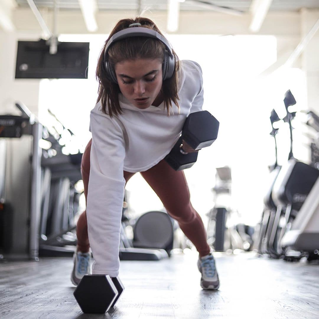 Además de cuidar su alimentación, Dariana aparece frecuentemente en sus historias haciendo ejercicio, incluso cuando viaja no deja a un lado todo su entrenamiento.