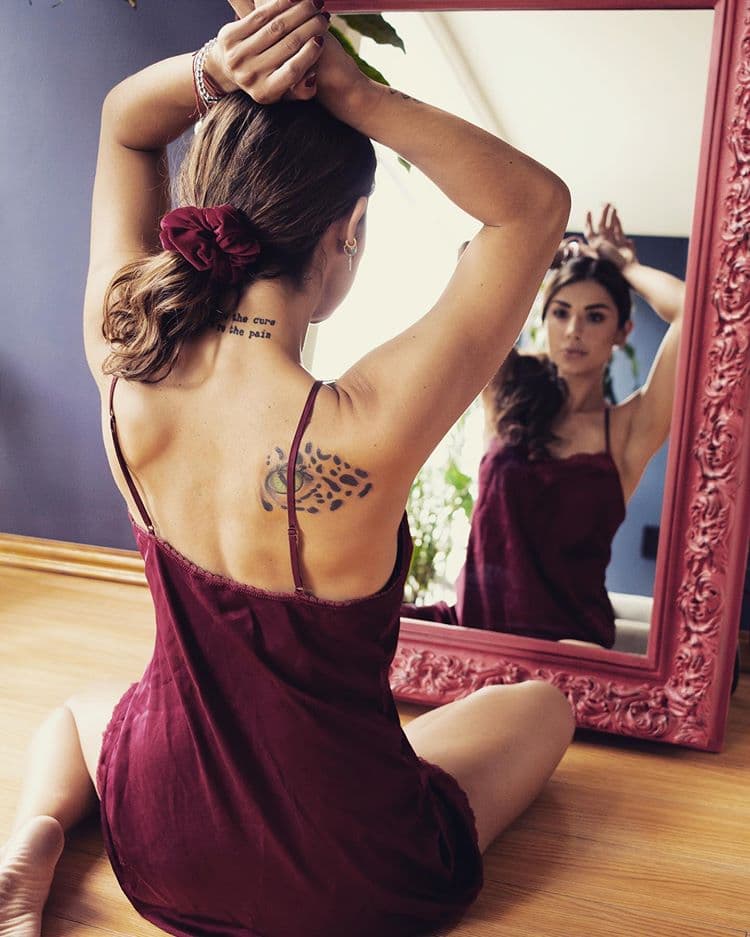 ¿Sabías que tiene tatuajes? Ferka tiene una frase en su cuello, mientras que en la parte superior de su espalda tiene un ojo acompañado de unas manchas de un felino.