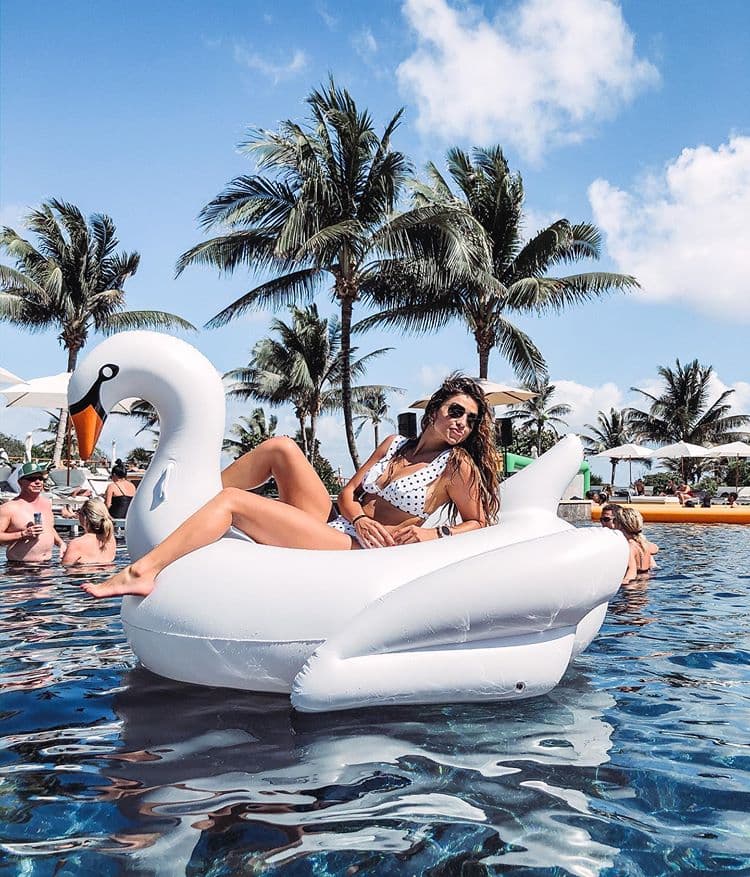 Ferka no teme mostrar su figura, por ello cada que sale de vacaciones presume los diferentes trajes de baño y bikinis que tiene en su clóset.