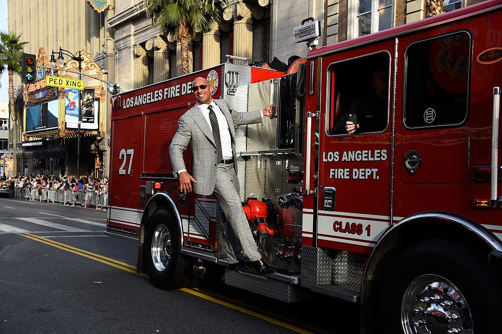 Si se trata de dejar su marca, qué tal cuando Johnson lleg´´o al estreno de "Terremoto: La falla de San Andrés" en el Teatro Chino TCL el 26 de mayo de 2015 en Hollywood, California. Recuerda que puedes verla este domingo 26 de abril a las 21:30 horas por Canal 5.