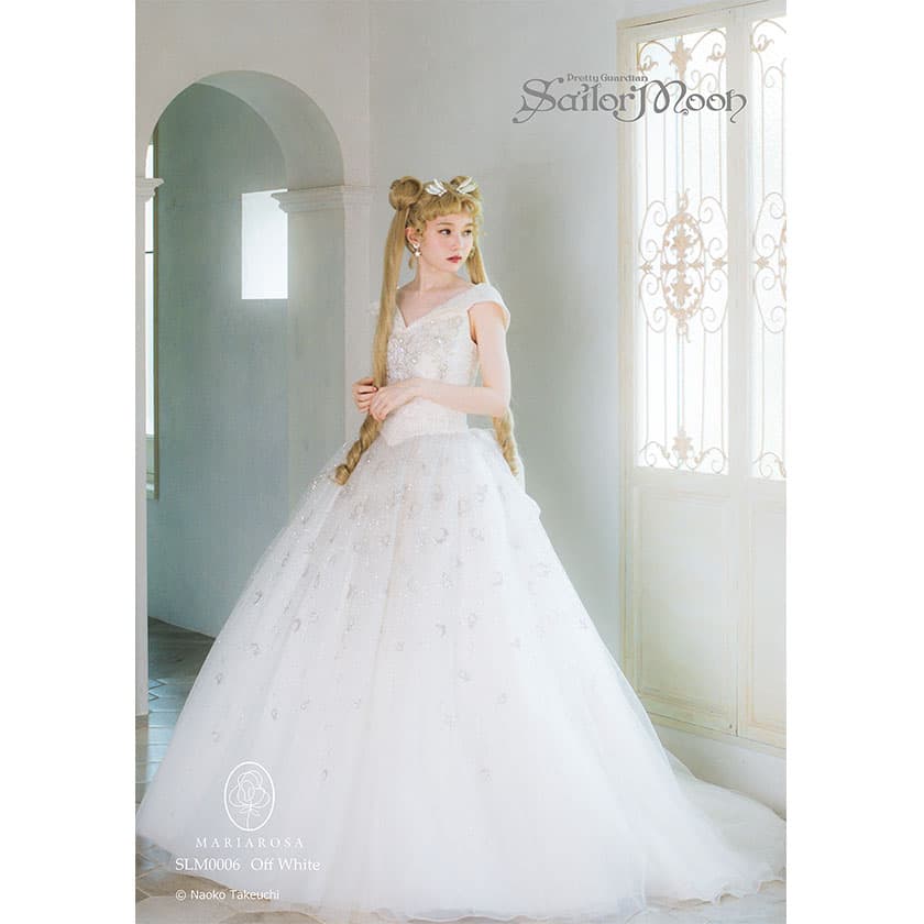 La colección está integrada por siete vestidos diferentes, destacando el tono blanco en algunos de ellos, mientras que para los hombres se encuentran 3 smokings.