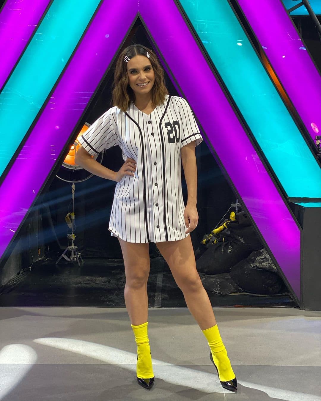 La noche del 18 de junio, Tania lució espectacular con un vestido tipo camisa de béisbol, usando calcetas amarillas con zapatillas negras y completando su look con su peinado. Esta fotografía consiguió más de 131 mil likes.