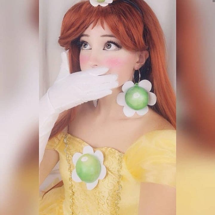 ¿En la primera foto reconociste su disfraz de Peach? Aquí la vemos como la Princesa Daisy del mismo mundo de Mario Bros.