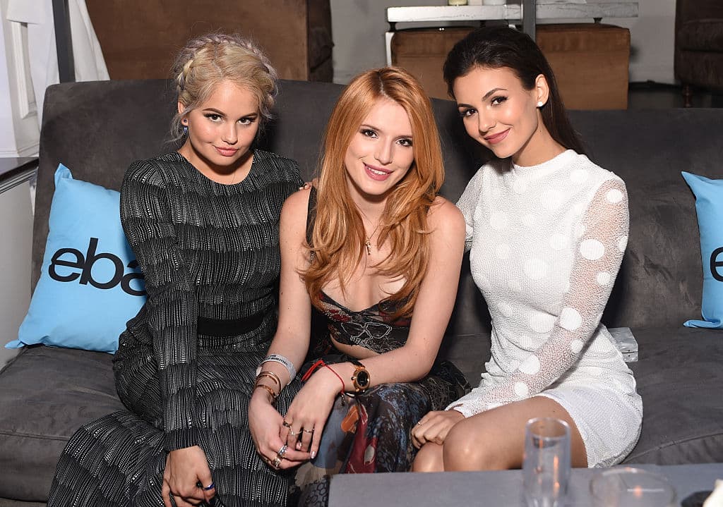 Acá la vemos en 2015 al lado nuevamente de Bella Thorne y con Victoria Justice.