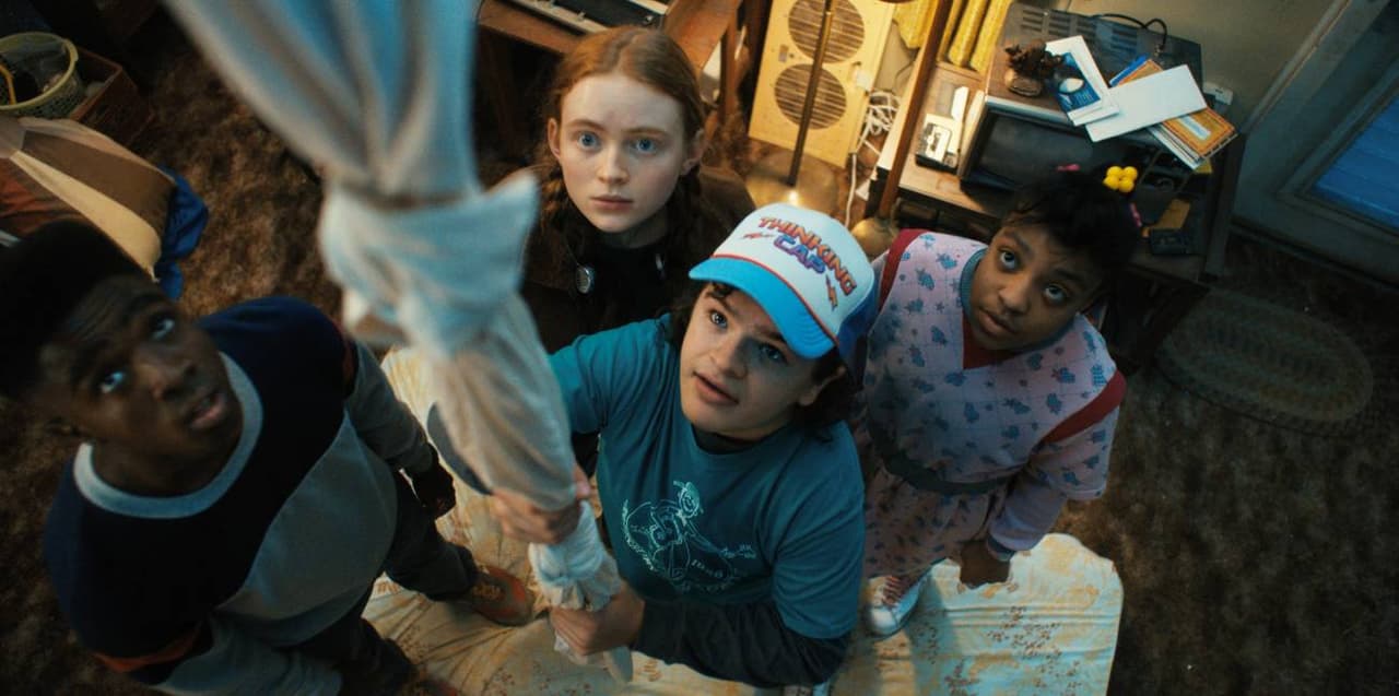 Caleb McLaughlin, Sadie Sink, Gaten Matarazzo y Priah Ferguson en la cuarta temporada de Stranger Things.