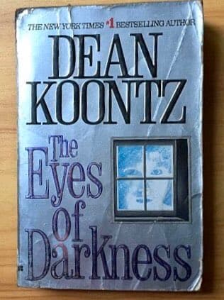 Es por eso que, en 1981, el escritor Dean Koontz habló de un arma por el estilo con origen chino en su libro de ciencia ficción The Eyes of Darkness. Lo realmente curioso es que es proveniente de Wuhan (ciudad donde se registraron los primeros casos) y da el año 2020 como tiempo aproximado.