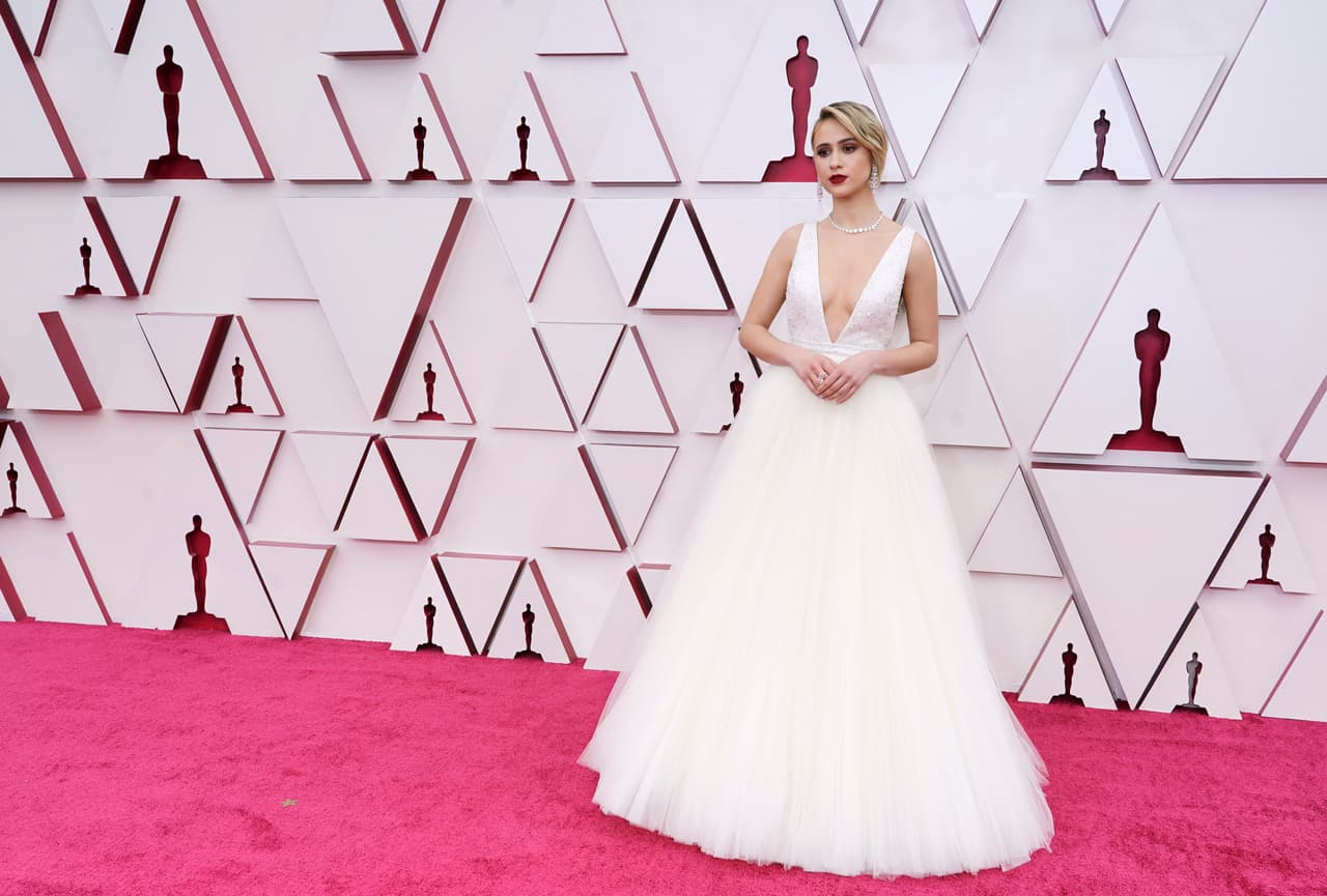 Del mimsmo color asistió Maria Bakalova, pero con etiqueta de Louis Vuitton; ella competía en la categoría de Mejor Actriz de reparto por su actuación en Borat 2.
<br>