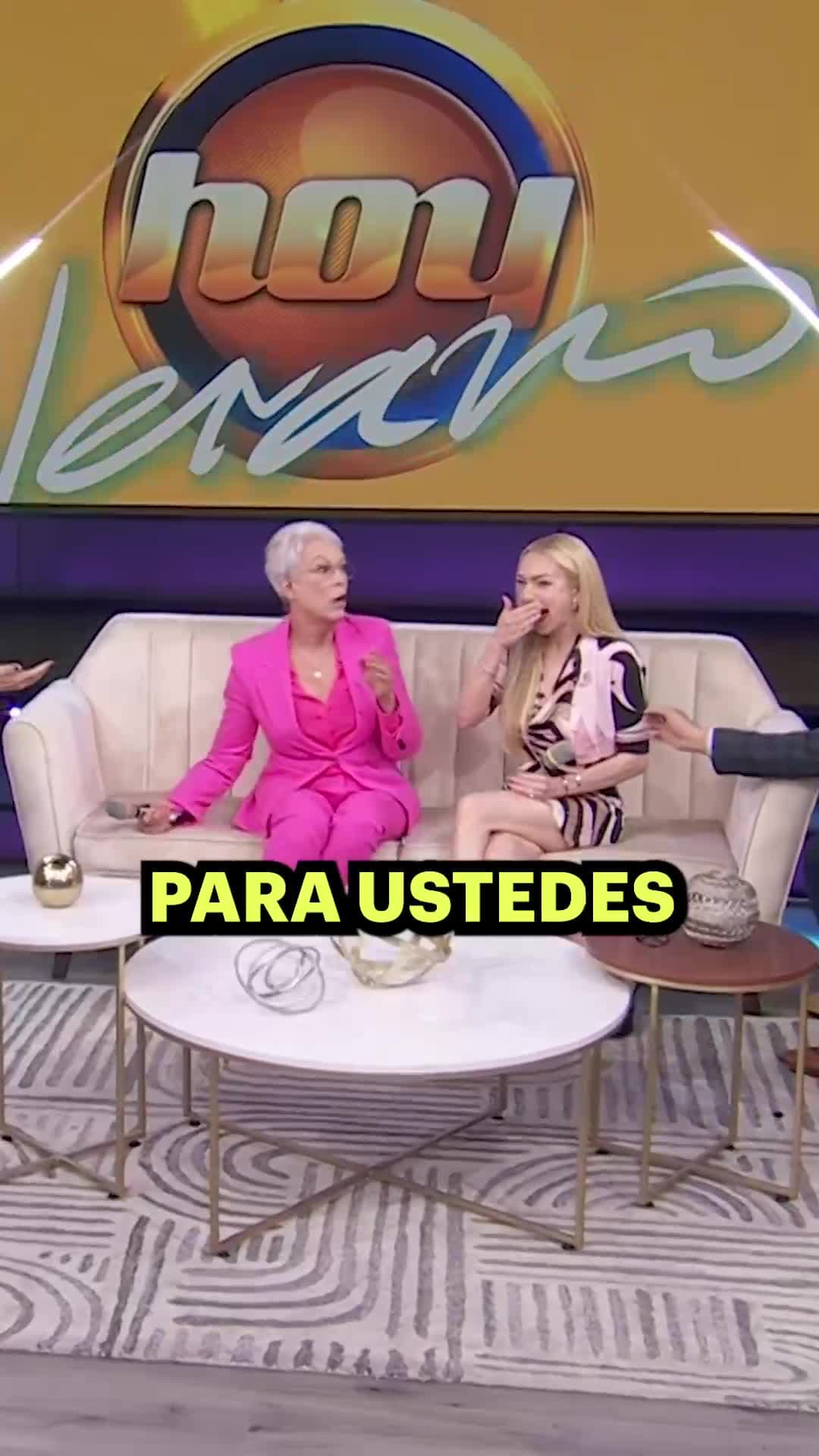 Lindsay Lohan y Jamie Lee Curtis quedan sorprendidas con los regalos que les preparamos