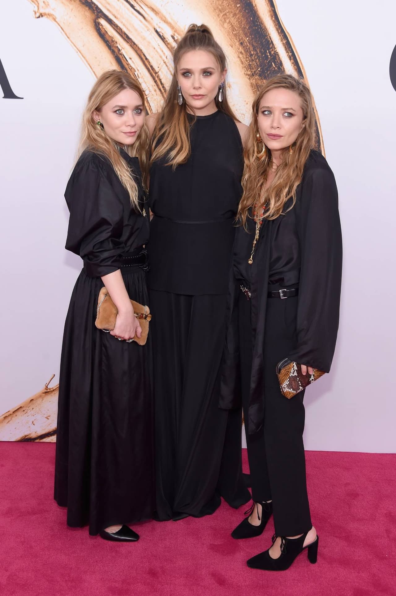 Elizabeth Olsen junto a sus hermanas Mary-Kate y Ashley Olsen