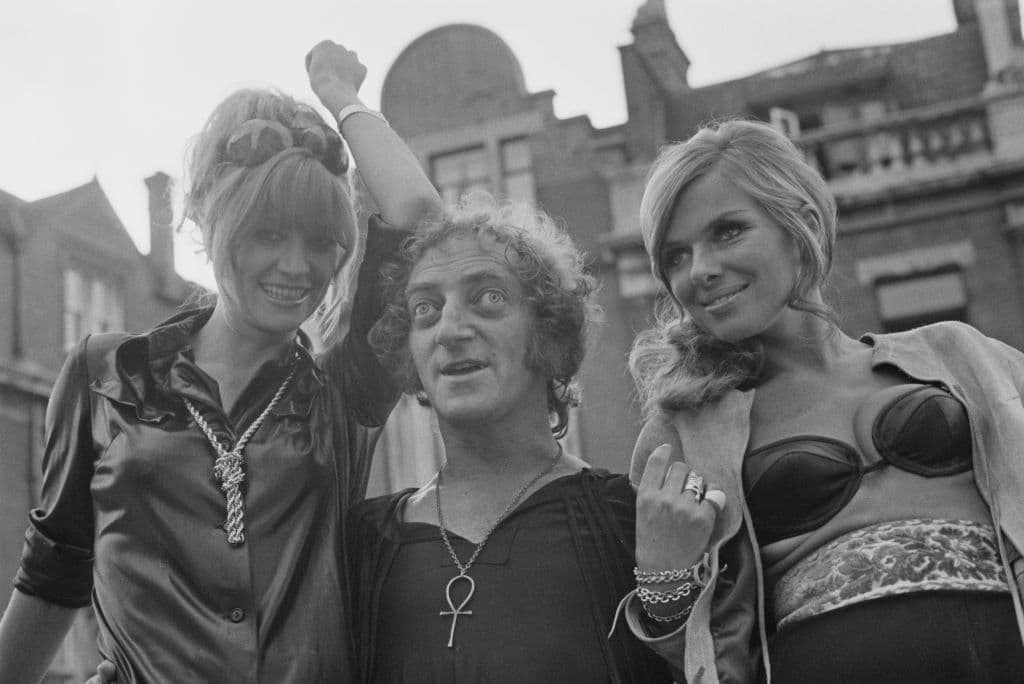 En esta foto se ve, de izquierda a derecha, a la actriz y modelo inglesa Vicki Hodge, Feldman y la actriz y modelo noruega Julie Ege en el Reino Unido, el 31 de julio de 1969.