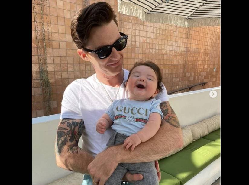 Drake Bell posa con su hijo