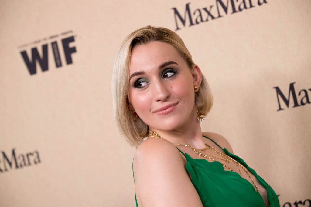 En la película de arriba tiene el personaje prinncipal junto con el de su amiga Lily-Rose Depp, hija del actor Johnny Depp.