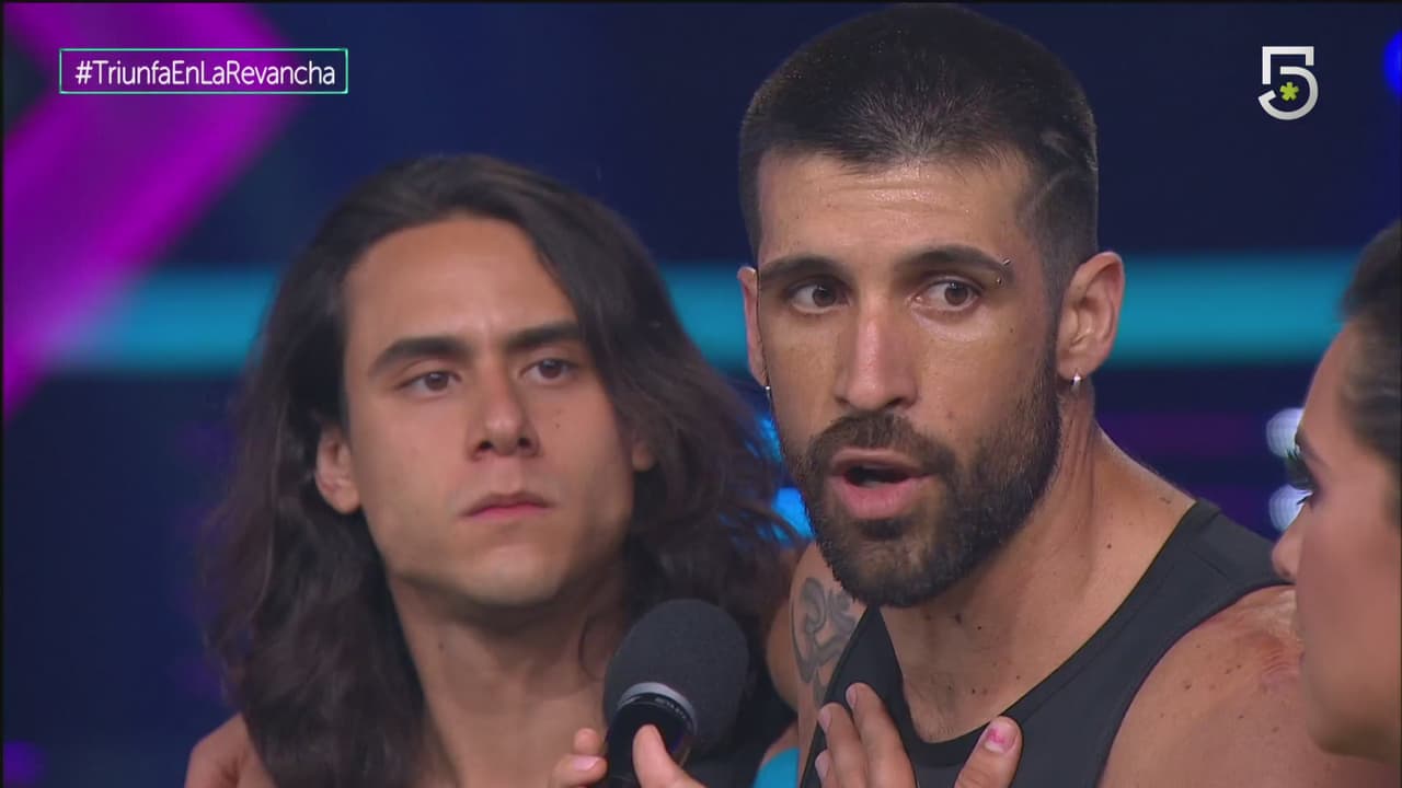 “Creo que no hay mucho que pensar. Desde el primer día que vine a este programa, al primer casting, me pusieron la playera de las Cobras. Tengo a las Cobras en el corazón y tomo el riesgo de quedarme en la banca y quedarme con Cobras. Tengo muchísimos amigos allá (señalando a Leones), los quiero muchísimo y ustedes también saben eso, pero mi corazón es Cobra, vamos a darle con todo”, respondió.