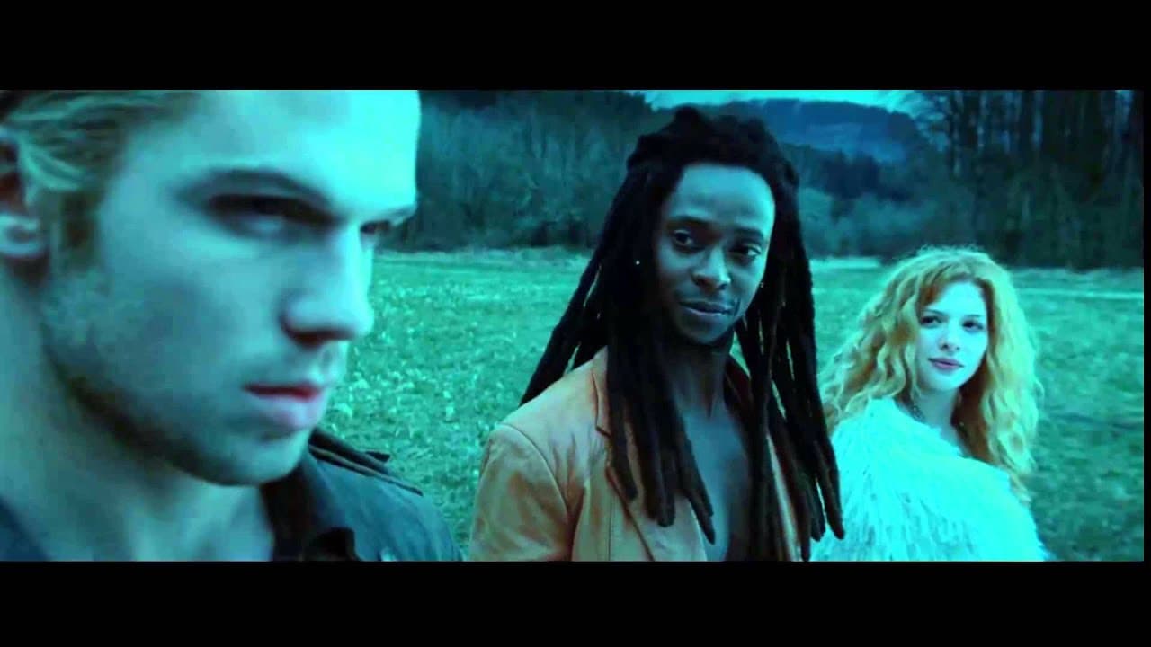 Edi Gathegi. Este actor interpretó al vampiro Laurent tiene 41 años, por lo que debutó en Crepúsculo cuando tenía 29 años.