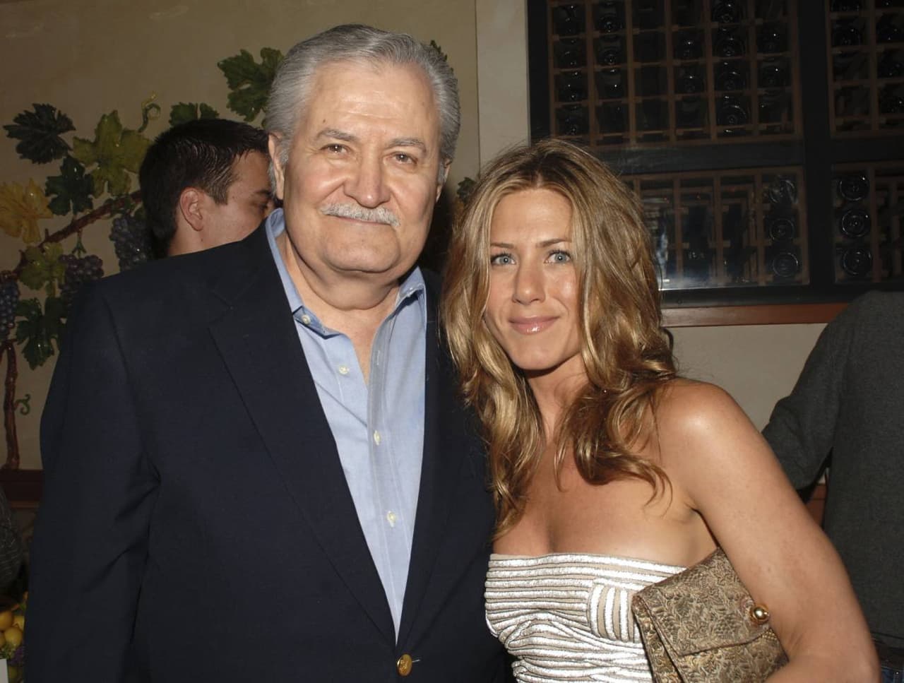 Muere padre de Jennifer Aniston y la actriz dedica emotivo mensaje