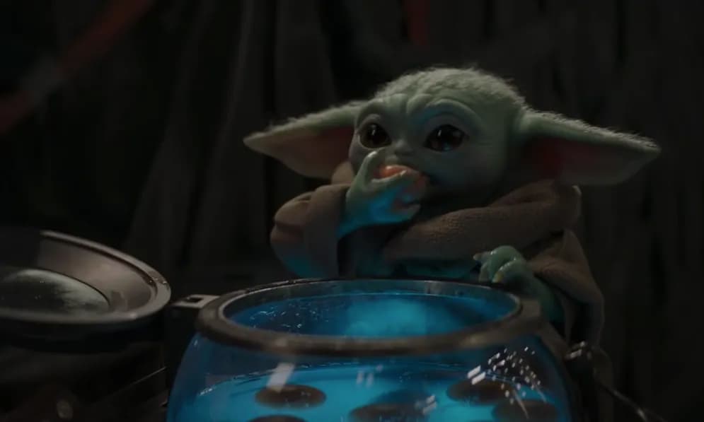 5- The Mandalorian. Cuando ya habíamos perdido la esperanza en tener un contenido que se igualara al impacto que provocó la trilogía original de Star Wars, Disney apostó por esta ficción que nos entregó a Grogu, mejor conocido como Baby Yoda.