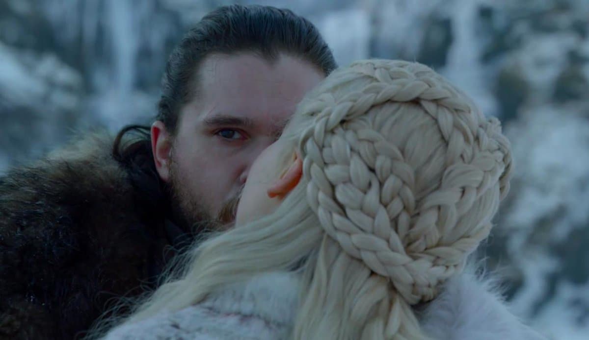 Ese beso entre Jon Snow y Daenerys, frente a las cascadas heladas y a la vista de los dragones, será una escena muy recordada en el futuro. En especial por los celos que se sintieron por parte de los hijos de la Khaleesi.