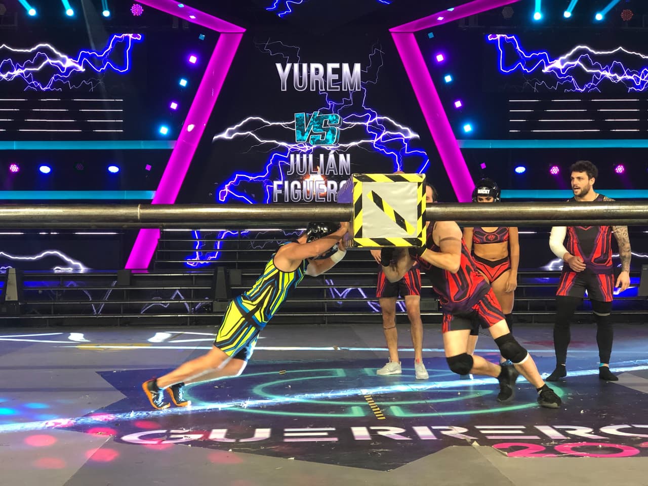 Estando tan cerrados los puntos, los líderes de cada equipo debieron escoger sus cartas más fuertes para vencer a sus contrincantes. En el último juego, “Fuerzas opuestas”, Julián logró ganarle a Yurem, quien trastabilló y salió prácticamente “volando”. Aurelie y Macky tuvieron un enfrentamiento muy cerrado, pero la líder de Cobras logró sacar a su contrincante.