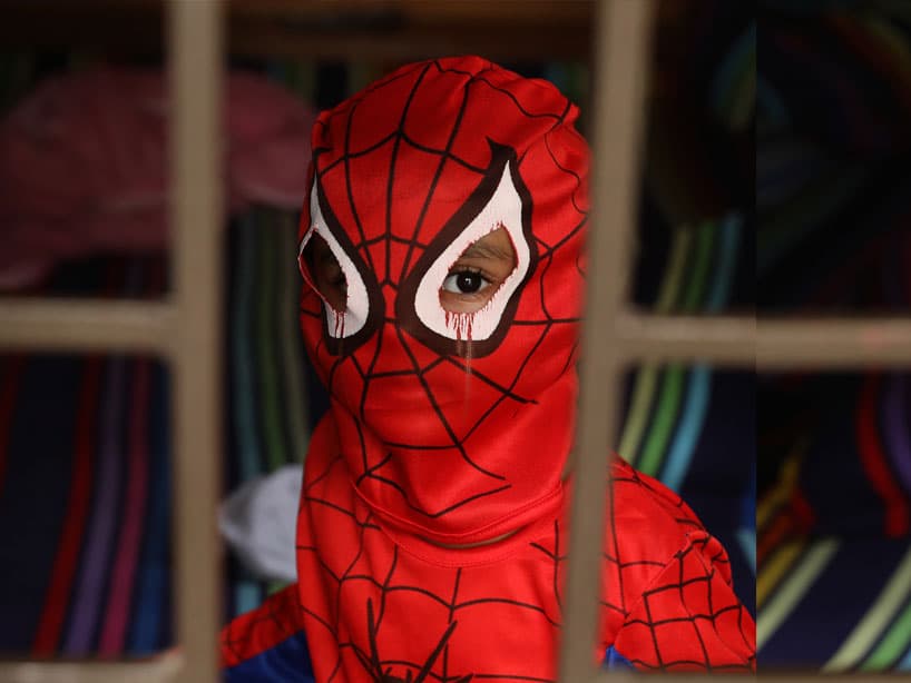 Tres niños se hicieron picar por una Viuda Negra para tener los poderes del Hombre Araña