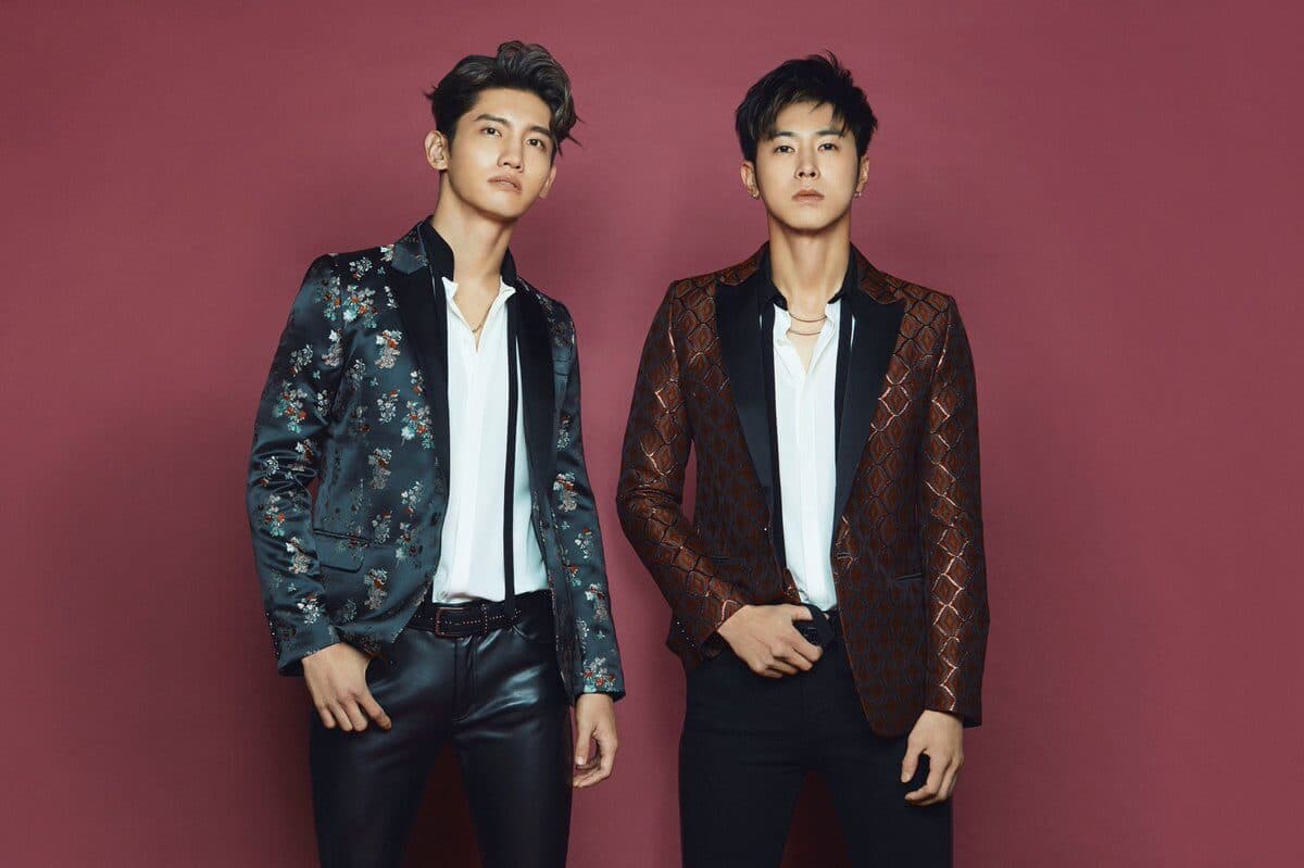 TVXQ pasaron de ser una banda a un dueto. Pero su capacidad está probada y no dejan de ser pioneros en la internacionalización del K Pop. Esto los coloca en el puesto 9.