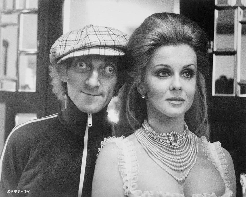 Marty debutó como director con 'The Last Remake of Beau Geste' (1977), una parodia de la versión de 1939 de 'Beau Geste', en la que Feldman da vida a Digby Geste, el torpe hermano y "gemelo idéntico" de Beau, interpretado por Michael York, un digno y aristocrático espadachín. Aquí vemos a Feldman en el set con su coprotagonista Ann-Margret.