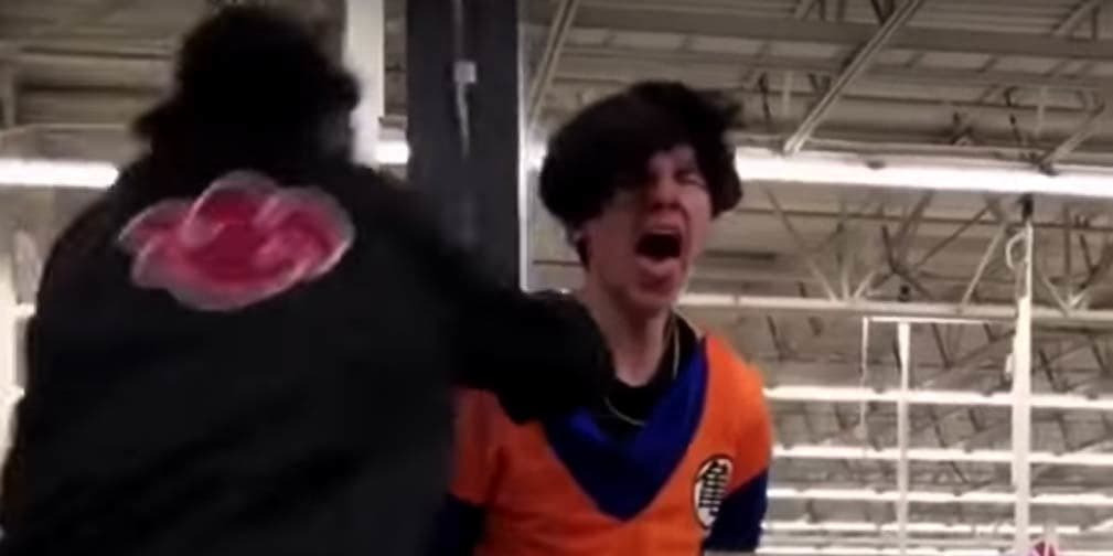¡Estos fans de 'Gokú' y 'Naruto' se volvieron locos y pelearon en una tienda!