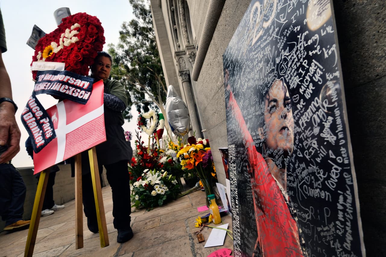 Este martes es el décimo aniversario luctuoso de Michael Jackson. Cierto, es un personaje que ha generado polémica incluso después de fallecido. Sin embargo, su legado incluso dejó huella en el cine.