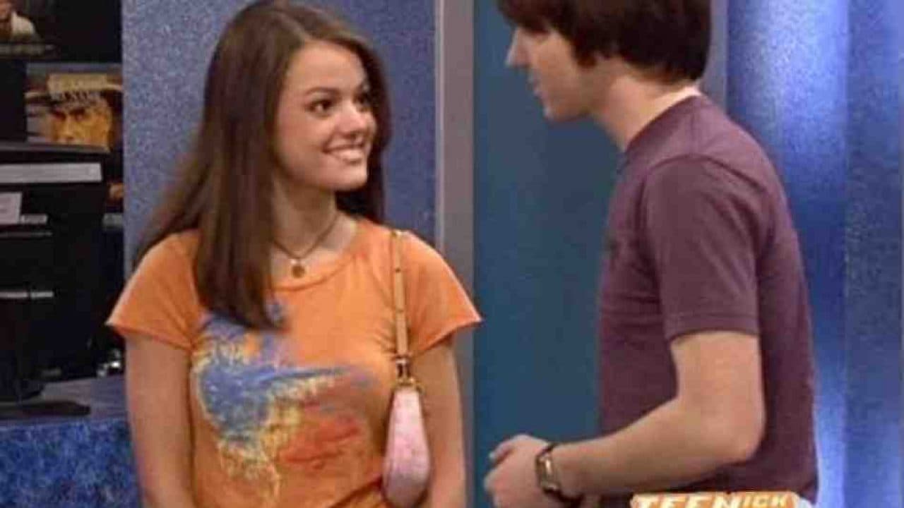 Lucy Hale salió en la serie como Hazel, aunque en español le ponen Rosa, "como el color", le dice Drake al invitarla a ver una película. Esto fue en el capítulo 'Theater Thug' (2006), cuando graban la escena donde Josh dice "¿Y los billetes?", a lo que Drake responde "Oye, tranquilo viejo".