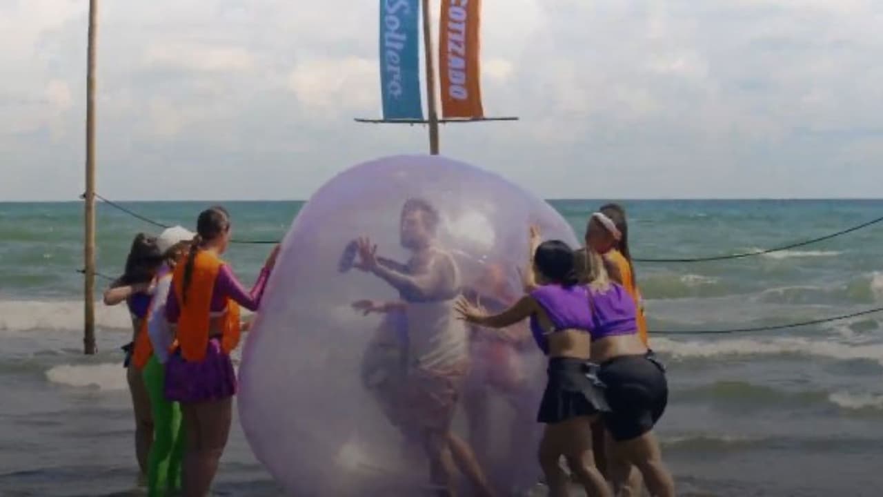 Nicola se transforma en balón y así lo usan para jugar futbol en ‘Soltero Cotizado’