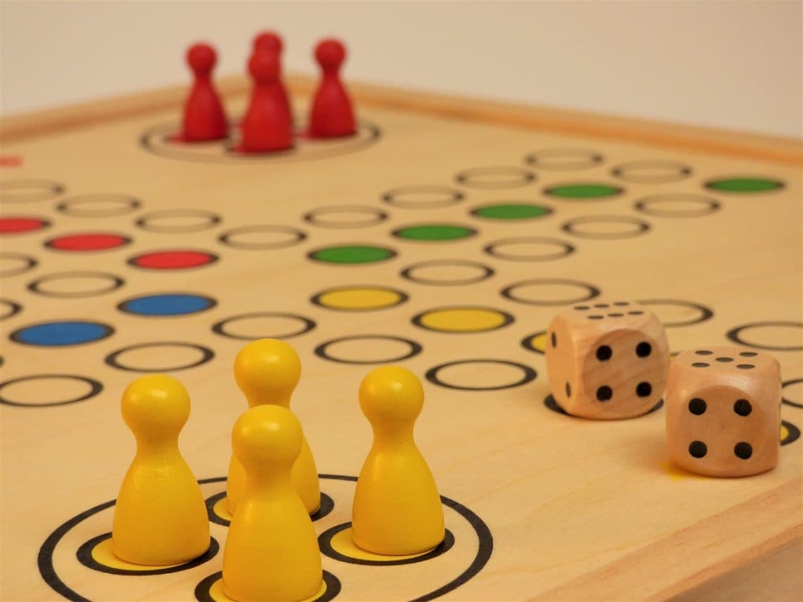 Los juegos de mesa son el entretenimiento perfecto en tiempos de contigencia. Duran lo suficiente, no necesitan electricidad y mantienen a las amistades o familias enlazadas... hasta que alguien hace trampa o tiene una extraña racha ganadora. Aquí tenemos unos cuantos ejemplos para disfrutar esta cuarentena.