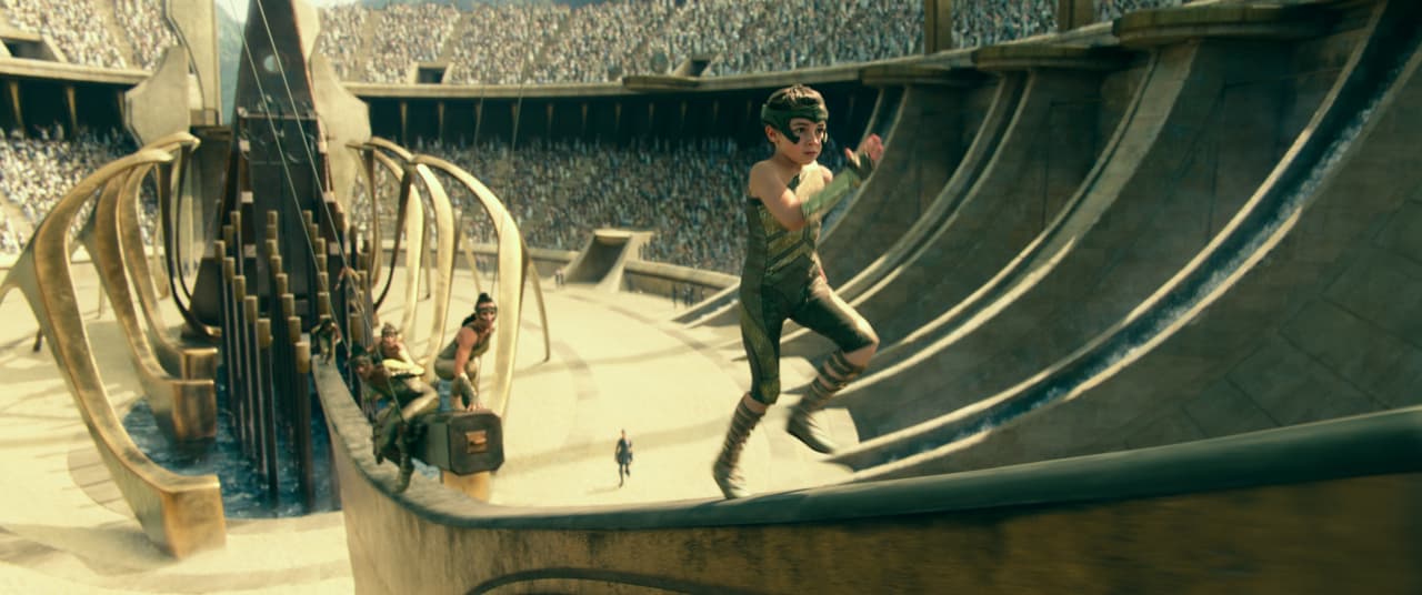 Reusaron las armaduras de las principales amazonas, la reina Hippolyta y la generala Antiope, se requirieron nuevos vestuarios para espectadoras y competidoras de los Juegos Amazónicos donde vemos a una Diana Prince de niña.
