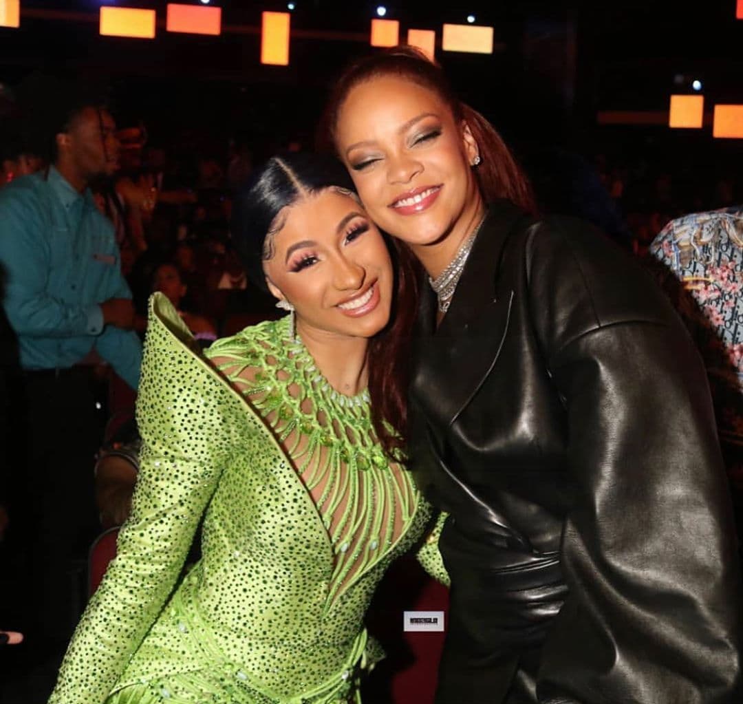 Con ese mismo vestido, Cardi B se tomó fotos con otras celebridades como Rihanna.