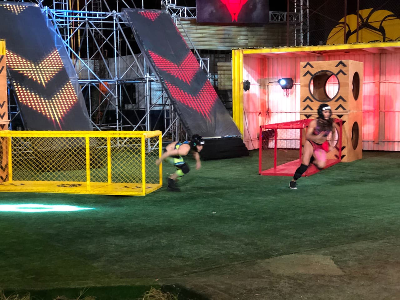 El primer duelo fue entre Ella y Montu contra Macky y Yann. Ella tomó ligeramente la delantera, pero cuando se hizo el relevo “Lobito” ganó. Las cobras volvieron a ganar en los duelos entre Estefanía y Jeff contra Pamela y Brandon, y el de Reno y Sebas vs Luciana y Jorge. La historia se repitió cuando Cyntia y Agustín le ganaron a Aurélie y Nicola.