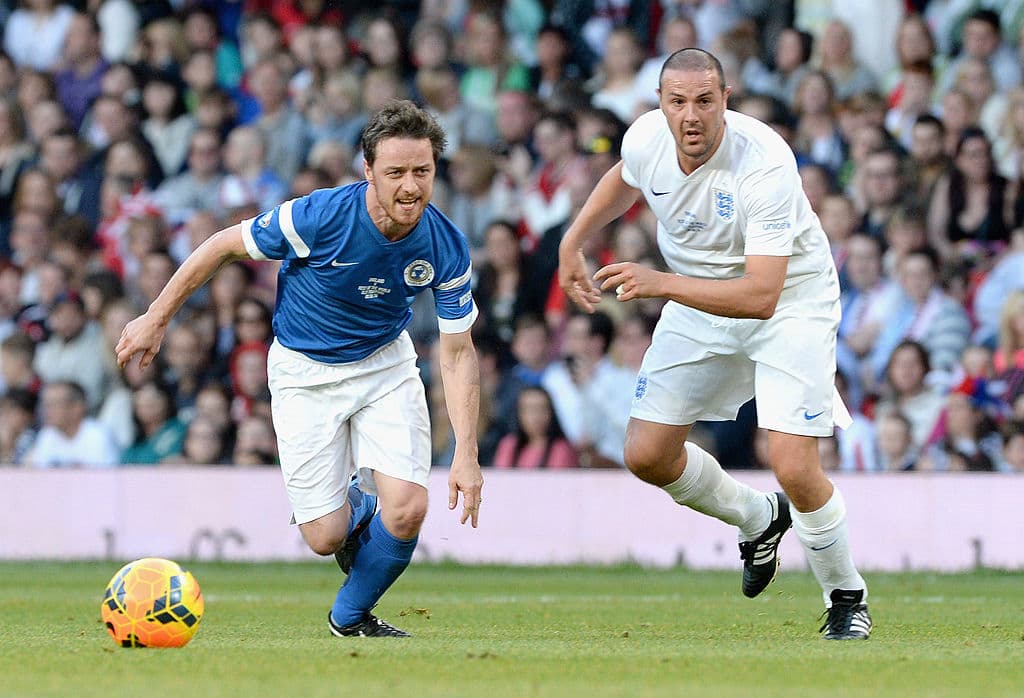 James McAvoy participó en el Soccer Aid 2014 en Old Trafford el 8 de junio de 2014 en Manchester, Inglaterra. El actor jugó en el equipo del Resto del Mundo, en la foto lo vemos disputando el balón con Paddy McGuinness del equipo inglés.