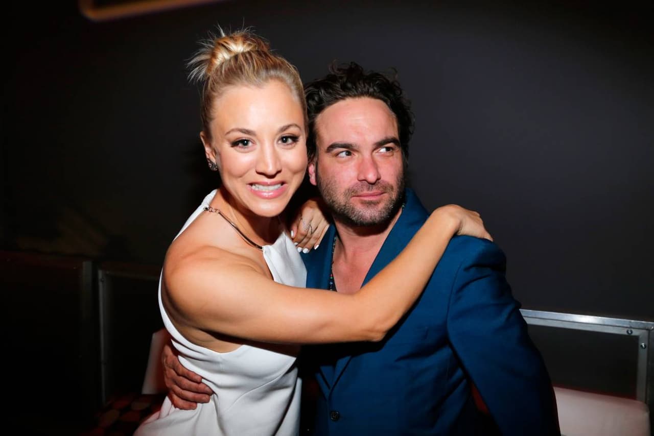 Kaley Cuoco y Johnny Galecki en el lanzamiento de Fallout 4 en 2015.
