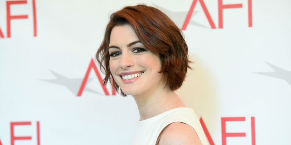 11. Anne Hathaway: La actriz casi muere ahogada en Hawaii, al ser revolcada por una ola.