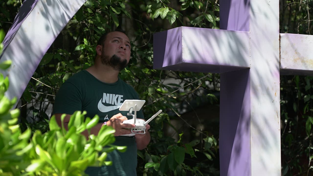 Y más arriba, con drones.