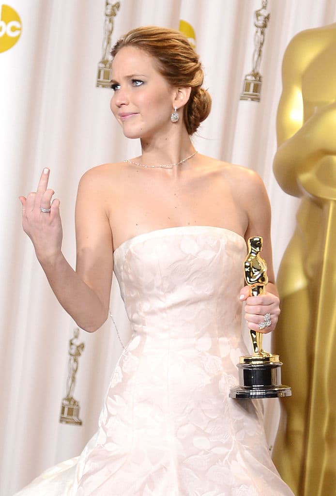 Ganó el Oscar como Mejor actriz gracias a Tiffany, la coprotagonista de 'Silver Linings Playbook' (2012). Lawrence se cayó en las escaleras antes de recibir el premio y posó así en la conferencia de prensa.