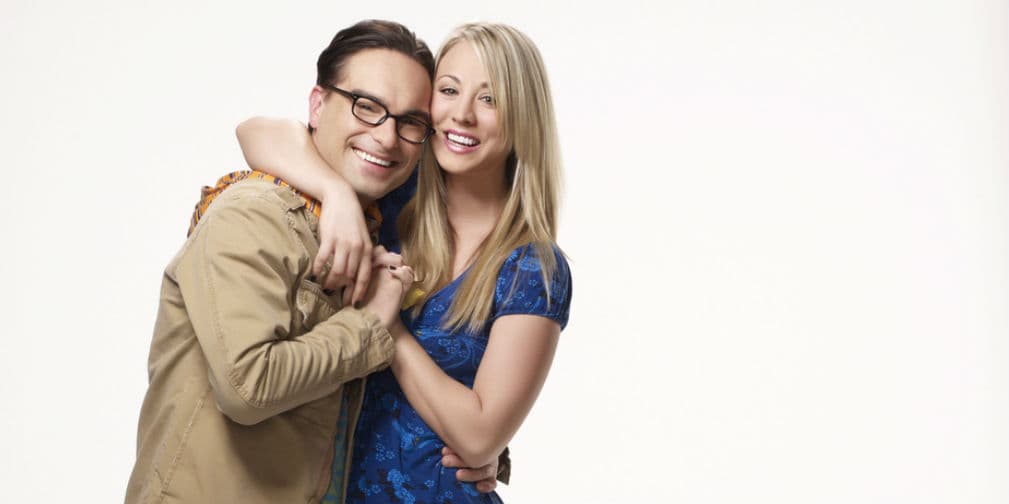 1. Enamóralas con detalles: El Dr. Leonard Hofstadter aprendió que las mujeres como Penny valoran las muestras de cariño.