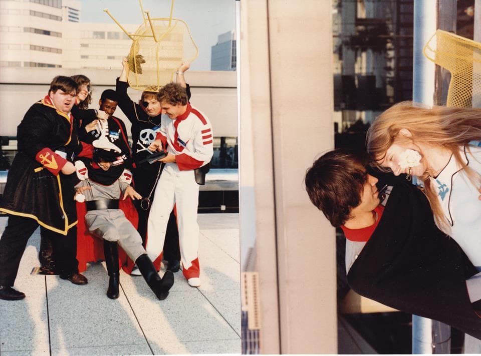 ¿Cómo era el Cosplay en el pasado? Esta galería quizá te sirva como ejemplo. Se trata de la Worldcon de 1983. Sí, una convención de ciencia ficción celebrada en Baltimore, Estados Unidos, hace 35 años. James Kaposztas, quien estuvo presente, compartió una sesión de fotos entre diversos cosplayers asistentes.