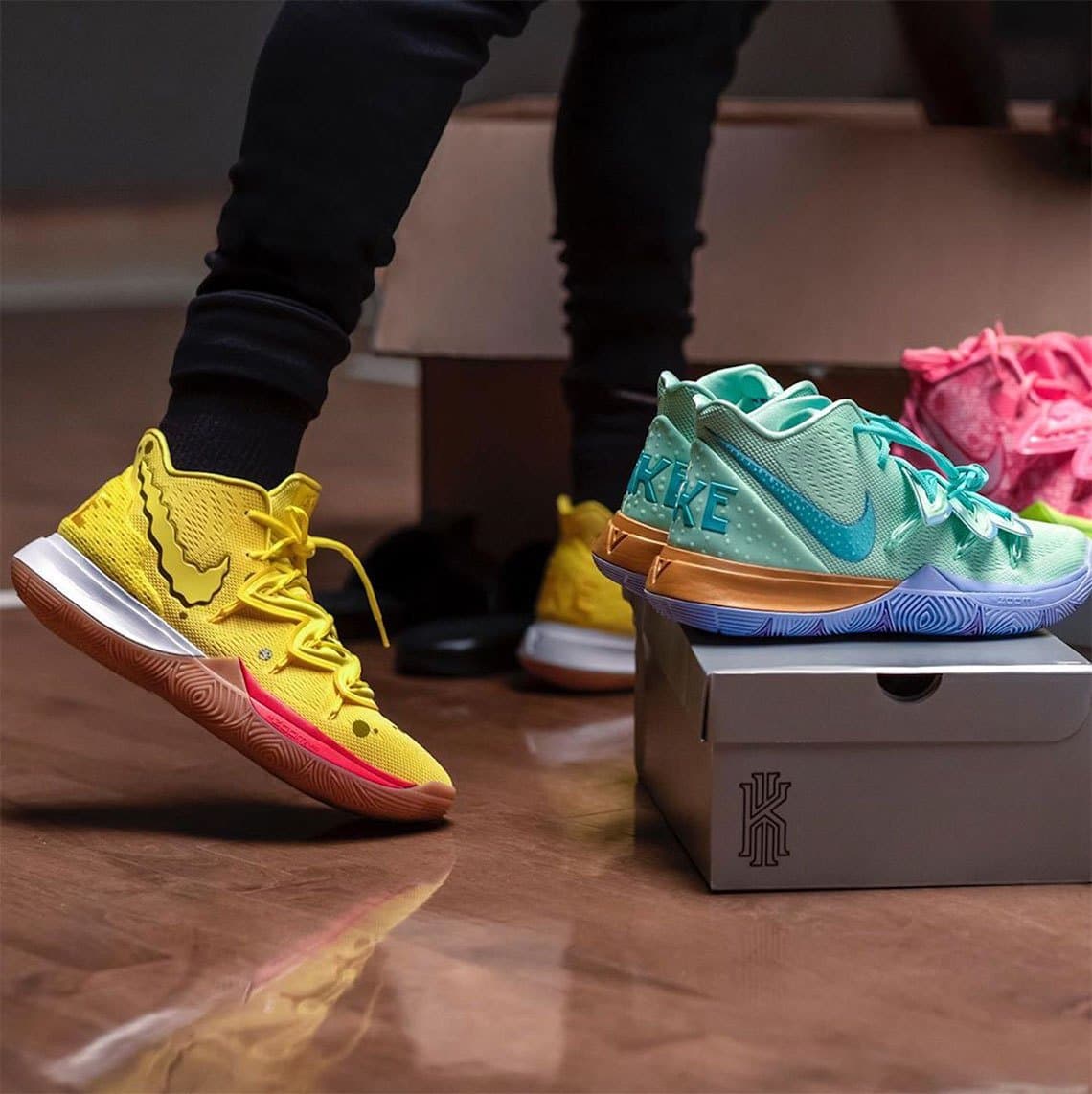 Incluso elementos como el característico swoosh de la marca están tematizados.